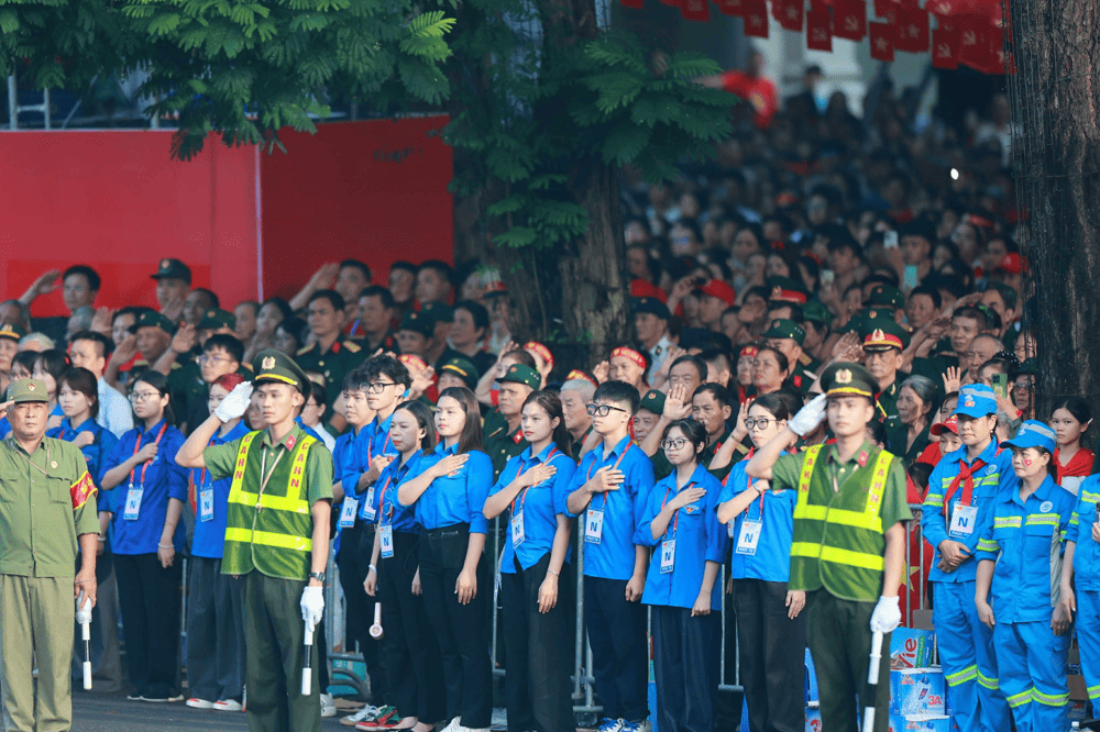 Giữ gìn vệ sinh chung khi tham gia lễ diễu binh, không vứt rác bừa bãi. (Nguồn: Thông tin Chính phủ)